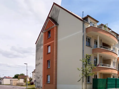 Nettoyage de façade à Vendôme — Eauxigen Façade d’immeuble propre après nettoyage à Vendôme par Eauxigen