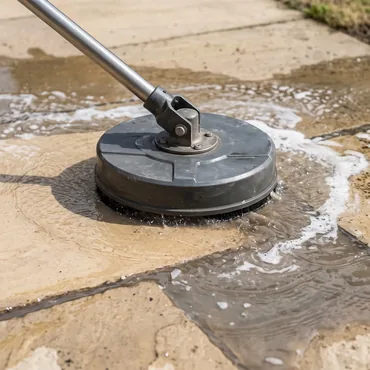 Nettoyage de terrasse — résultat avant/après — Eauxigen Nettoyage d’un dallage de terrasse à la surface cleaner par Eauxigen, contraste avant/après visible