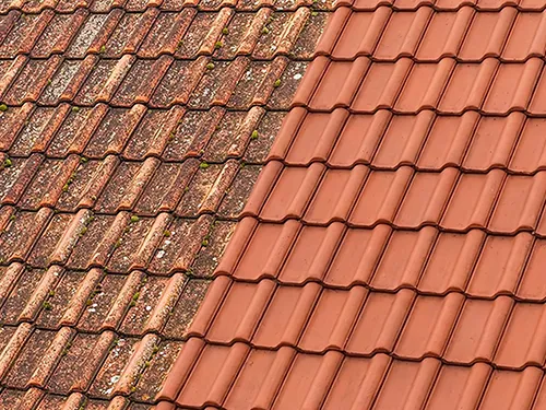 Nettoyage de toiture à Blois — Eauxigen Toiture en tuiles avant/après démoussage à Blois par Eauxigen